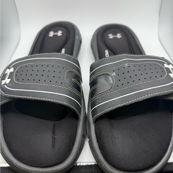 Under Armour Black slide men’s size 10  in good condition. - Picture 1 of 4